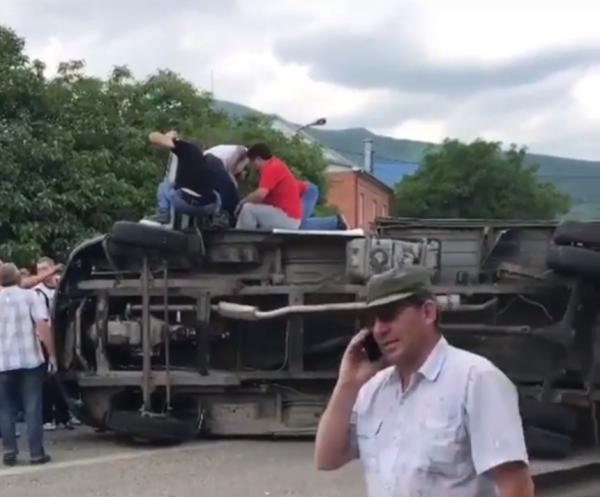 Водитель «ГАЗели» спровоцировал крупную аварию на рынке Пятигорска. Видео